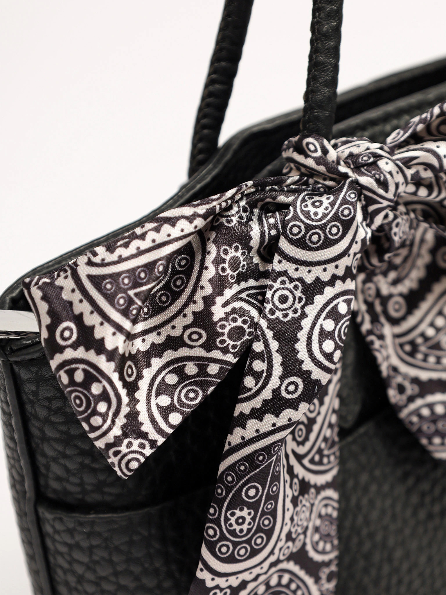 Сумка-тоут с округлыми ручками и декоративным платком в ассортименте